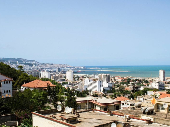 Vue panoramique du quartier Ben Omar à Kouba, Alger, combinant modernité et patrimoine.